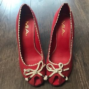 RED LINEN HEELS